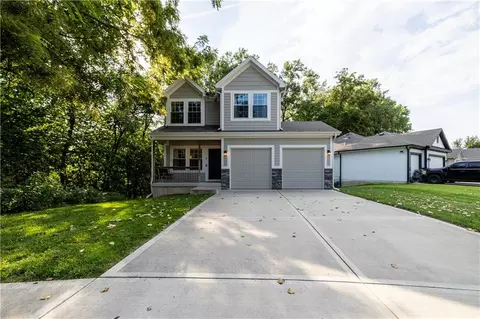 2202 N Woodsbury Rd, Independence, MO 64058
