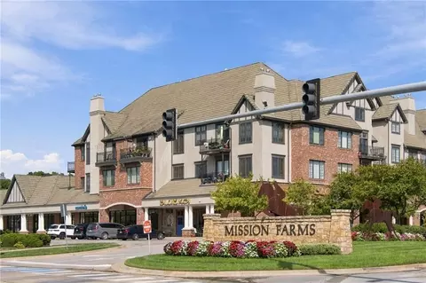 10511 Mission Rd #302, Leawood, KS 66206