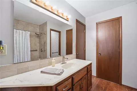 Bath - 17103 E 45th St, Independence, MO 64055 photo 2 of 3