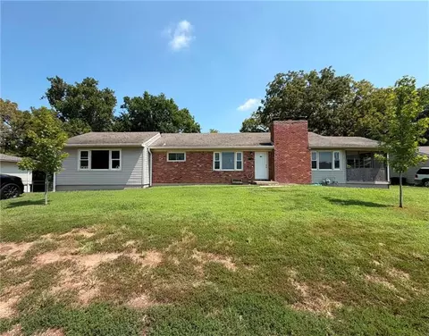 551 S Bluegrass Dr, Bonner Springs, KS 66012