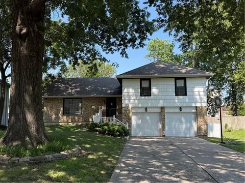 8812 W 95th Ter, Overland Park, KS 66212
