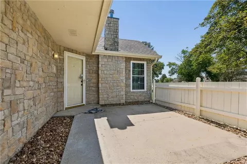 Exterior - 931 NE Devon Dr, Lees Summit, MO 64064 photo 3 of 6