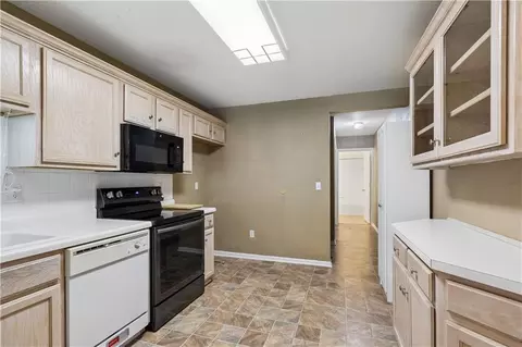Entry Way - 931 NE Devon Dr, Lees Summit, MO 64064 photo 1 of 3