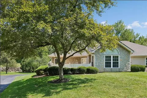 Exterior - 931 NE Devon Dr, Lees Summit, MO 64064 photo 2 of 6