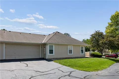 Exterior - 931 NE Devon Dr, Lees Summit, MO 64064 photo 5 of 6