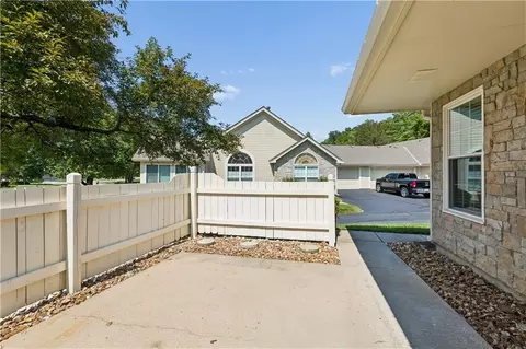 Exterior - 931 NE Devon Dr, Lees Summit, MO 64064 photo 4 of 6