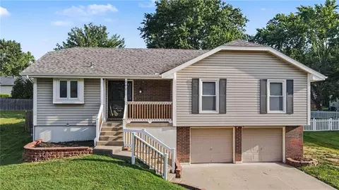 107 NW Leann Dr, Blue Springs, MO 64014