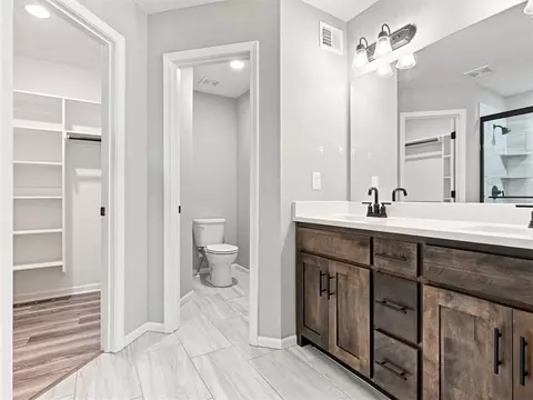 Bath - 800 Wright St, Pleasant Hill, MO 64080 photo 1 of 4