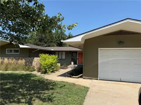 16 Overhill Dr, Paola, KS 66071