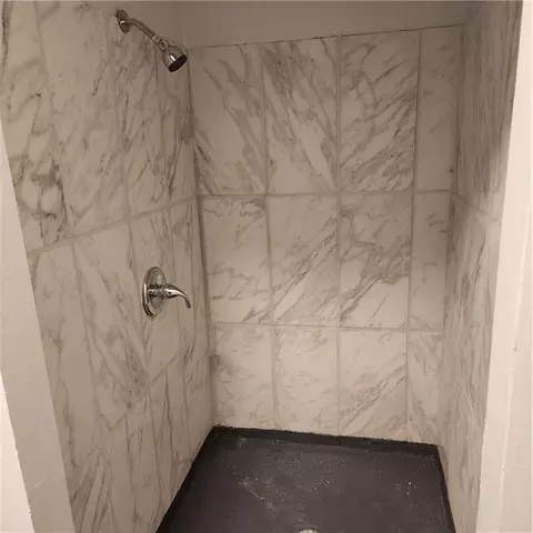 Bath - 503 SE 3rd St, Lees Summit, MO 64063 photo 4 of 7
