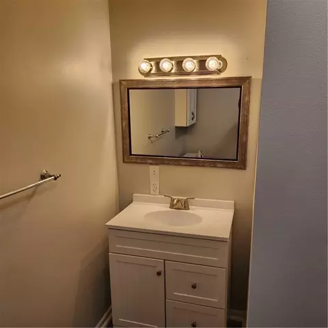 Bath - 503 SE 3rd St, Lees Summit, MO 64063 photo 5 of 7
