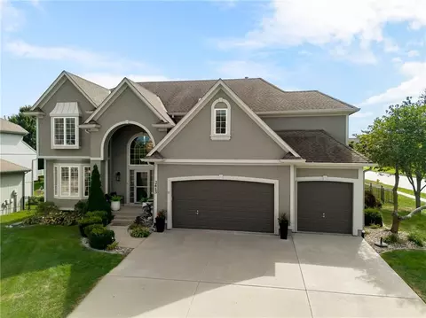 Exterior - 2413 SW Regency Dr, Lees Summit, MO 64082 photo 10 of 11