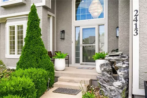 Exterior - 2413 SW Regency Dr, Lees Summit, MO 64082 photo 2 of 11