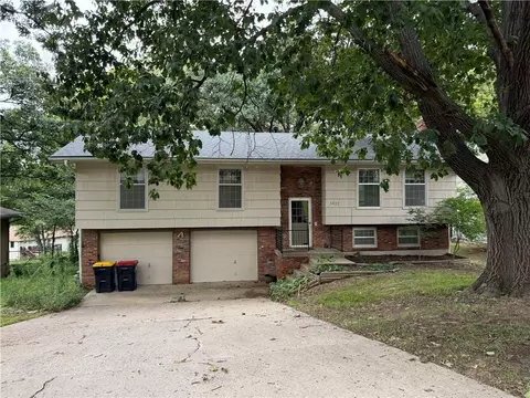 5822 NW Aspen Ln, Kansas City, MO 64152