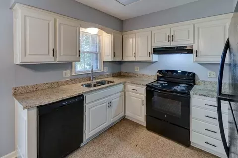 Kitchen - 3913 S Milton Dr, Independence, MO 64055 photo 2 of 5