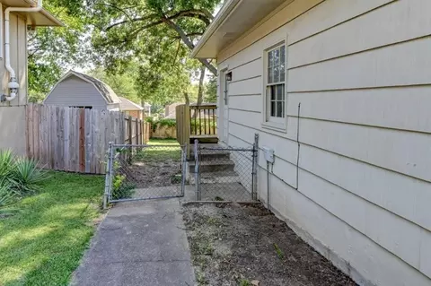 Exterior - 3913 S Milton Dr, Independence, MO 64055 photo 9 of 11