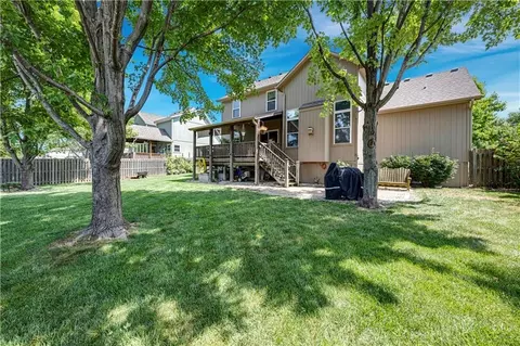 Exterior - 826 Trailway Dr, Raymore, MO 64083 photo 5 of 6