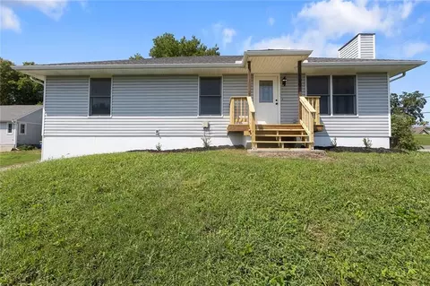 500 S Commercial Ave, Smithville, MO 64089