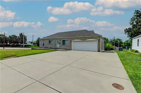 218 SW Opal Dr, Lees Summit, MO 64081