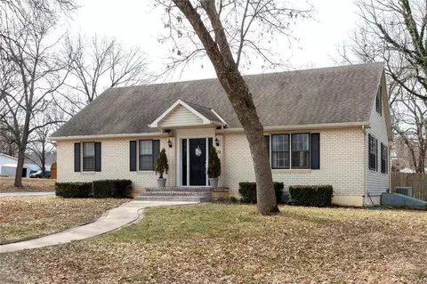 102 N Main St, Tonganoxie, KS 66086