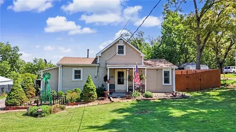Exterior - 528 Whitfield St, Lecompton, KS 66050 photo 1 of 10