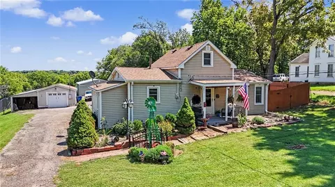 Exterior - 528 Whitfield St, Lecompton, KS 66050 photo 3 of 10