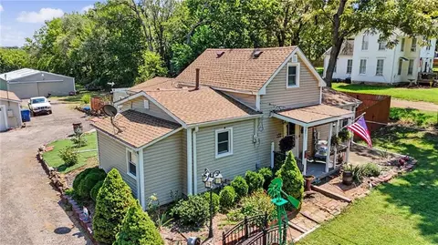 Exterior - 528 Whitfield St, Lecompton, KS 66050 photo 2 of 10