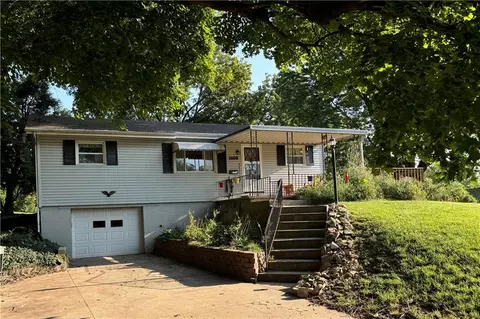 1609 Green Valley Rd, Saint Joseph, MO 64505