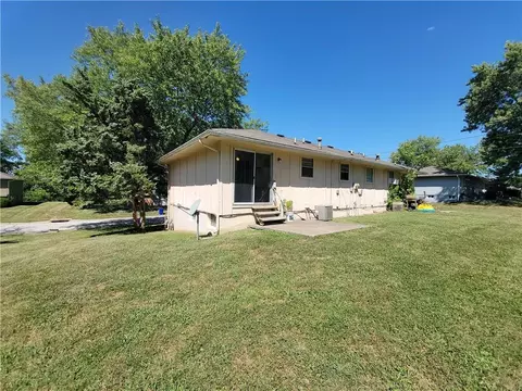 Exterior - 205 NE Westwind Dr, Lees Summit, MO 64086 photo 4 of 4