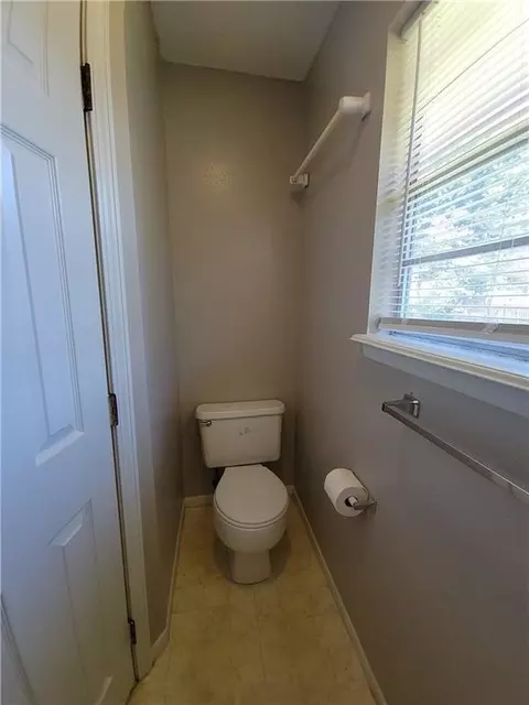 Bath - 205 NE Westwind Dr, Lees Summit, MO 64086 photo 3 of 5