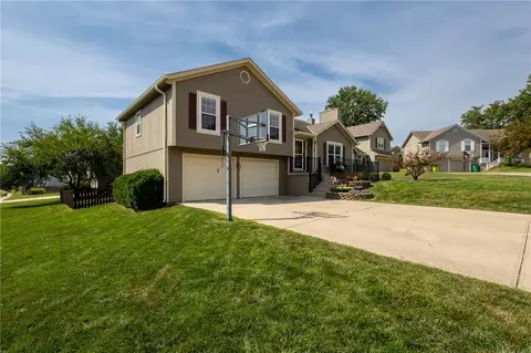 Exterior - 128 SW Tess Ct, Lees Summit, MO 64081 photo 4 of 6