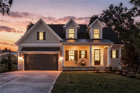 2905 W 72nd St, Prairie Village, KS 66208