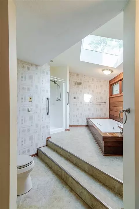 Bath - 1406 N St, Atchison, KS 66002 photo 3 of 15