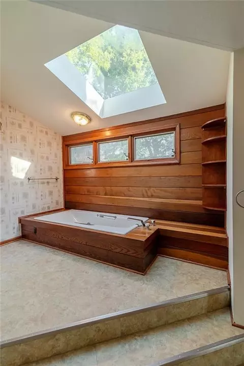 Bath - 1406 N St, Atchison, KS 66002 photo 6 of 15