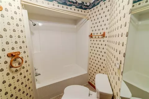 Bath - 1406 N St, Atchison, KS 66002 photo 12 of 15