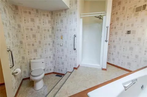 Bath - 1406 N St, Atchison, KS 66002 photo 7 of 15