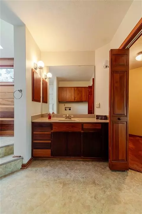 Bath - 1406 N St, Atchison, KS 66002 photo 1 of 15