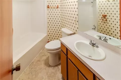Bath - 1406 N St, Atchison, KS 66002 photo 11 of 15