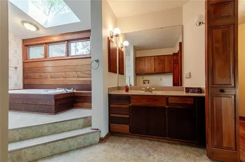 Bath - 1406 N St, Atchison, KS 66002 photo 2 of 15