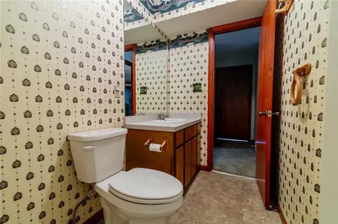 Bath - 1406 N St, Atchison, KS 66002 photo 14 of 15