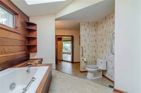 Bath - 1406 N St, Atchison, KS 66002 photo 9 of 15