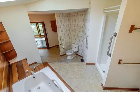 Bath - 1406 N St, Atchison, KS 66002 photo 8 of 15