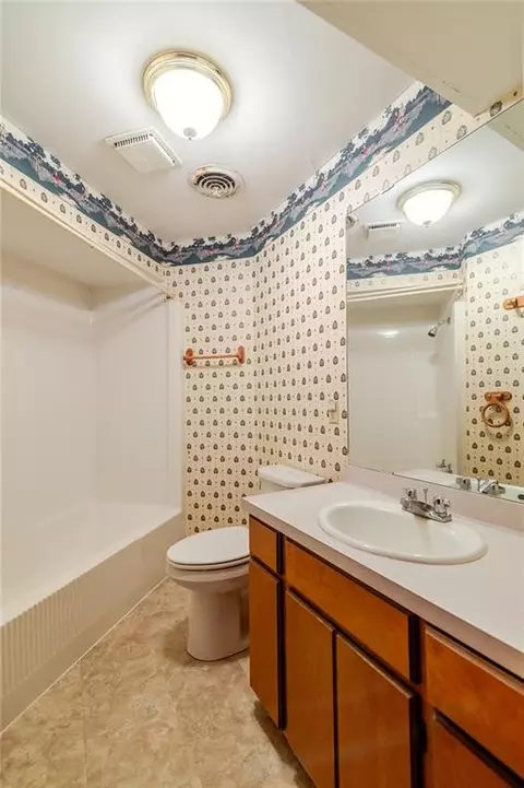 Bath - 1406 N St, Atchison, KS 66002 photo 10 of 15
