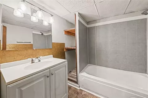 Bath - 13008 E 38th St, Independence, MO 64055 photo 3 of 3