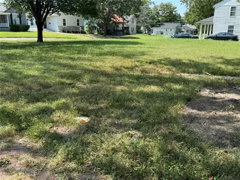 210 S Silver St, Paola, KS 66071