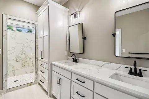Bath - 12215 S Eagle Crest Dr, Lees Summit, MO 64086 photo 2 of 2