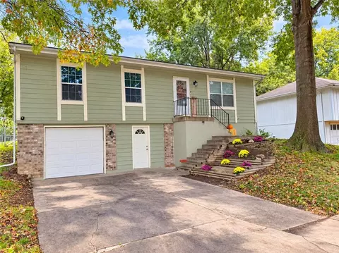 808 SE 19th St, Oak Grove, MO 64075