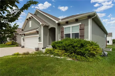 Exterior - 520 SE David Rd, Lees Summit, MO 64082 photo 3 of 9