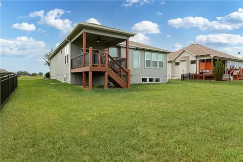 Exterior - 520 SE David Rd, Lees Summit, MO 64082 photo 8 of 9