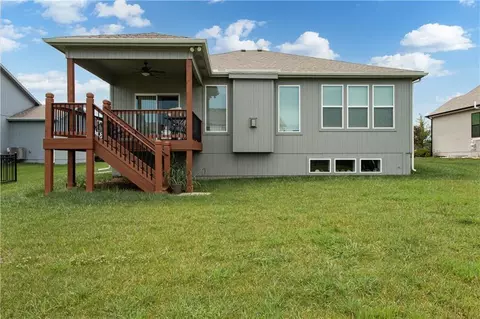 Exterior - 520 SE David Rd, Lees Summit, MO 64082 photo 7 of 9